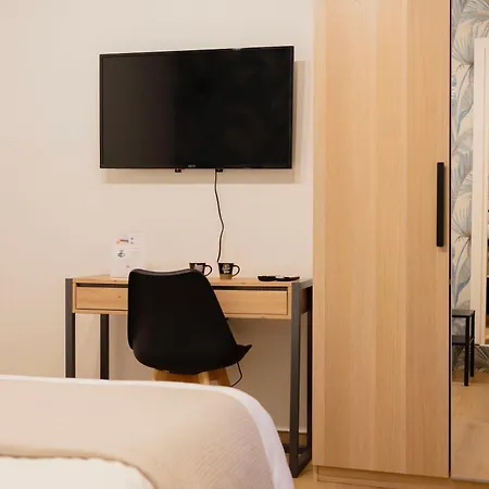 Maison Rose, Host Naples