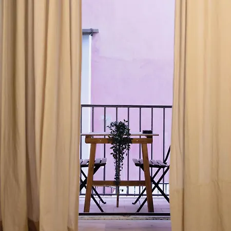 Maison Rose, Host